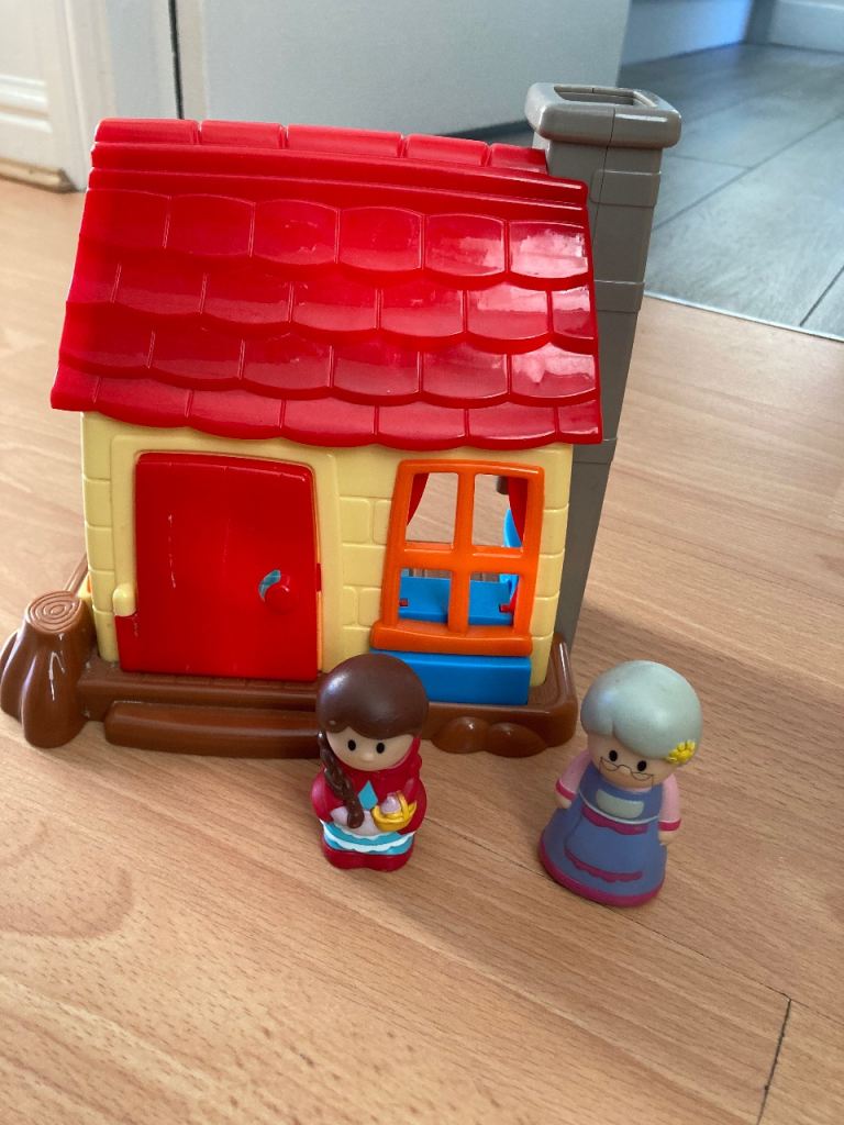 ELC Happyland Cottage with 2 x figures