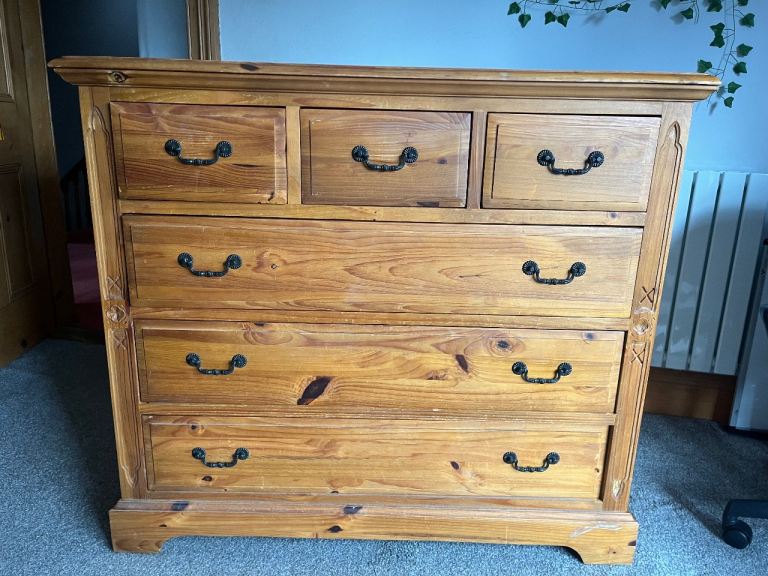 Pine chest of drawers