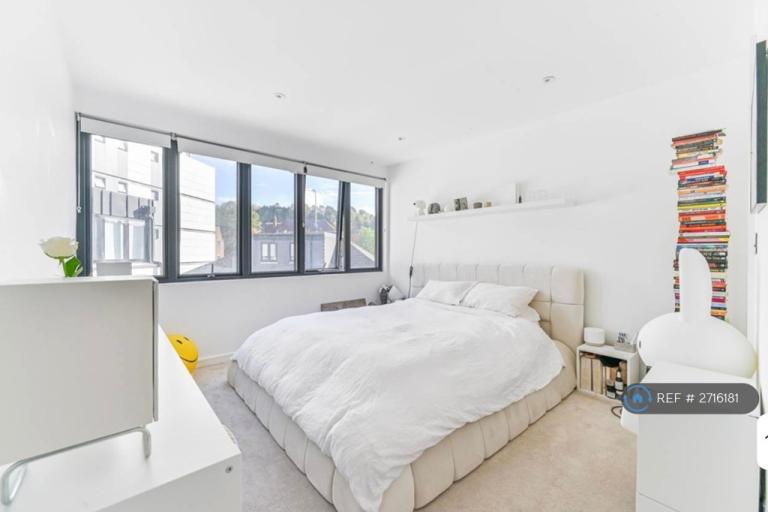 2 bedroom flat in High Street, Purley, CR8 (2 bed) (#2716181)