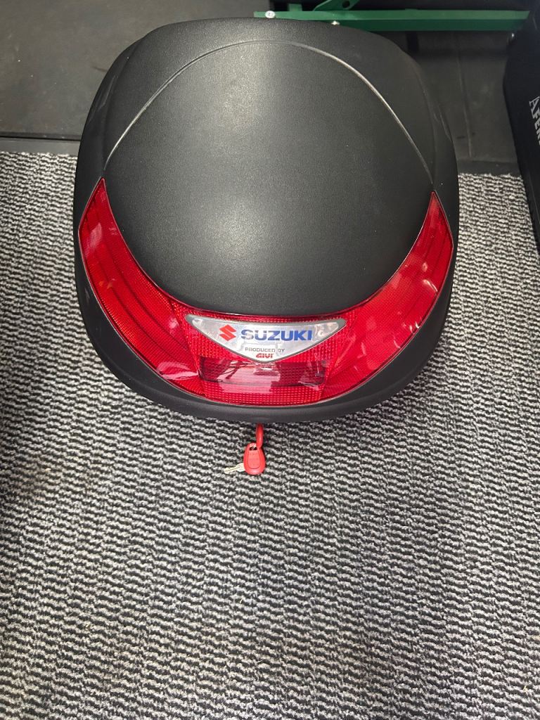 Givi Suzuki top box and plate