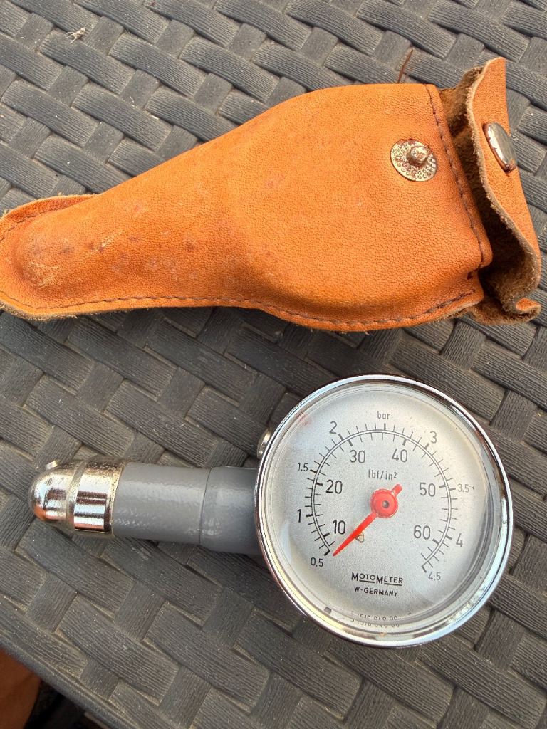 Motometer Tyre Pressure Gauge with Leather Case