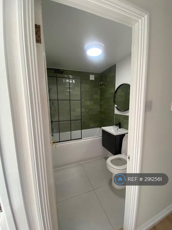 2 bedroom flat in Parry Drive, Weybridge, KT13 (2 bed) (#2912561)