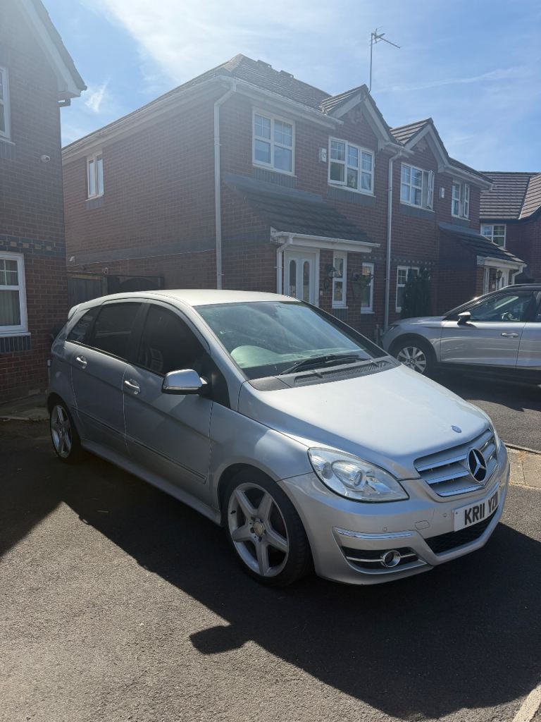 Mercedes-Benz B200 CDI Sport 2.0 Diesel Semi-Auto 2011