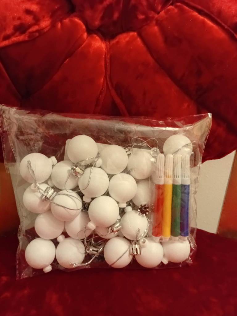 GIFT,NEW 24 BAUBLES TO COLOUR IN