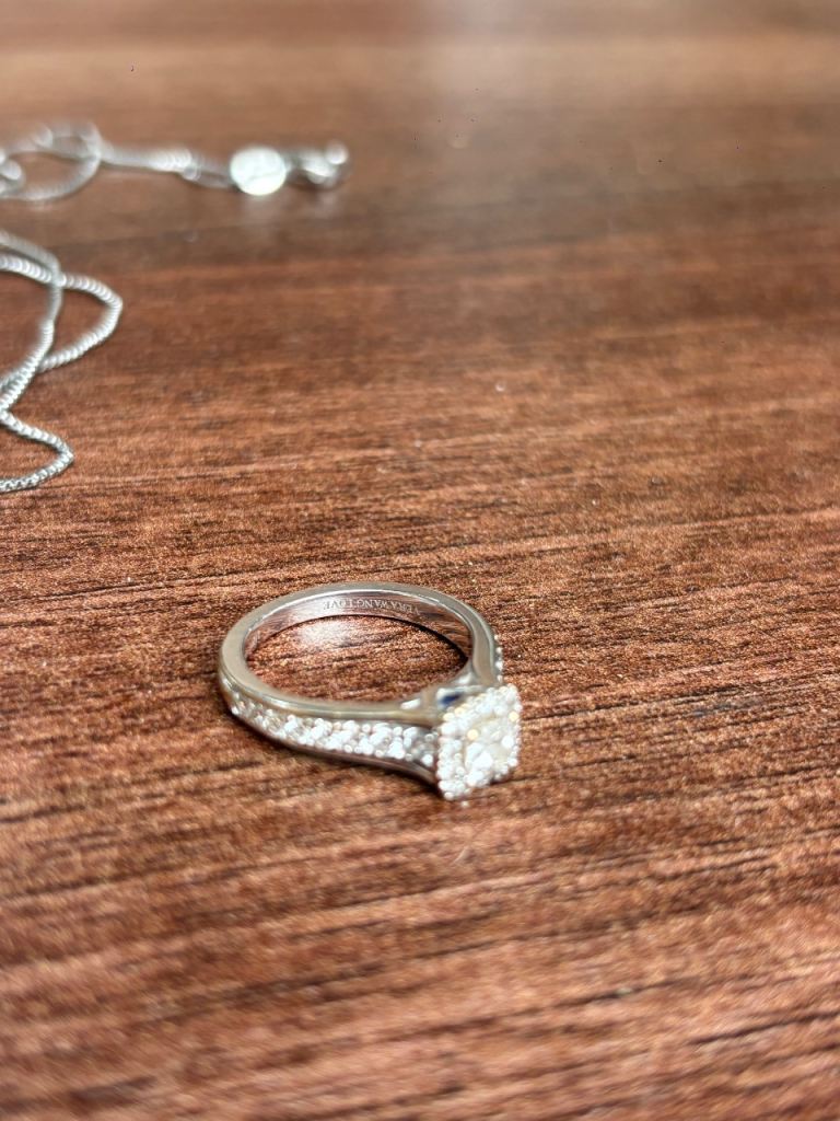 Engagement ring (Vera Wang) 18ct White Gold RRP 2,300