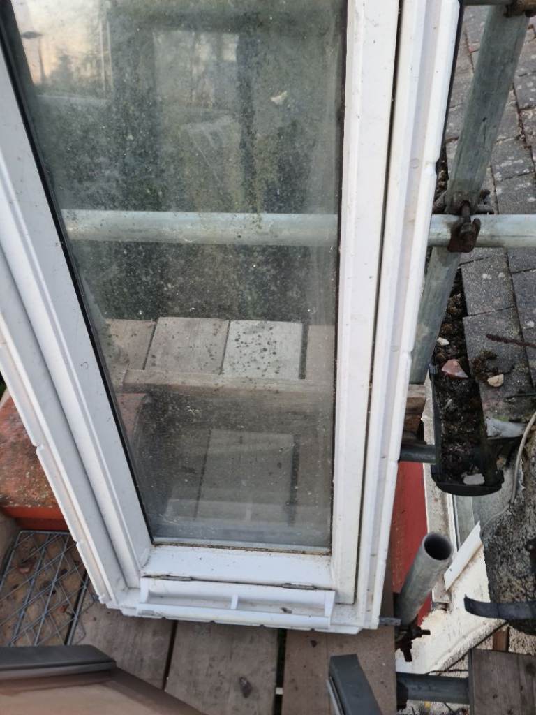 Used VELUX GGU CK06 0050 white centre pivot roof window 55x118cm Product code: GGUCK060050