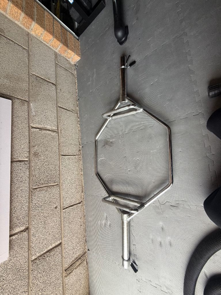 Trap weightlifting bar