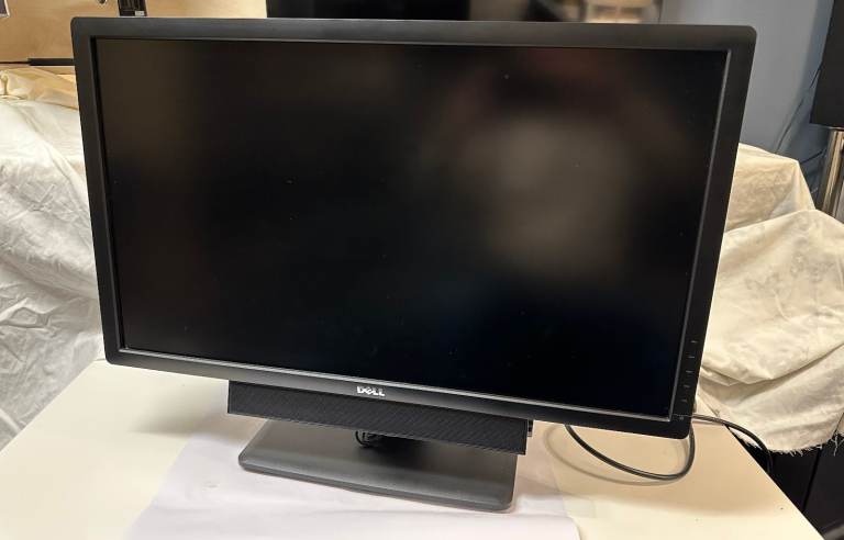 Two Dell UltraSharp U2713Hb + offical soundbar