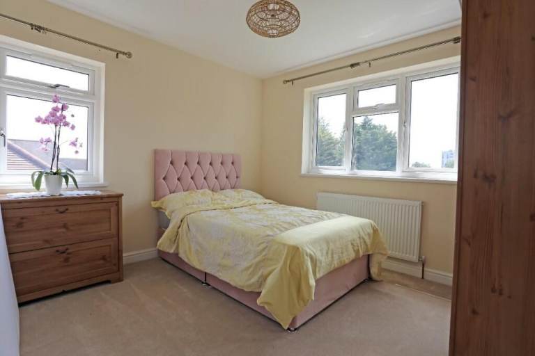 Spacious Double Room to Rent Fully Furnished Chadwell Heath RM6