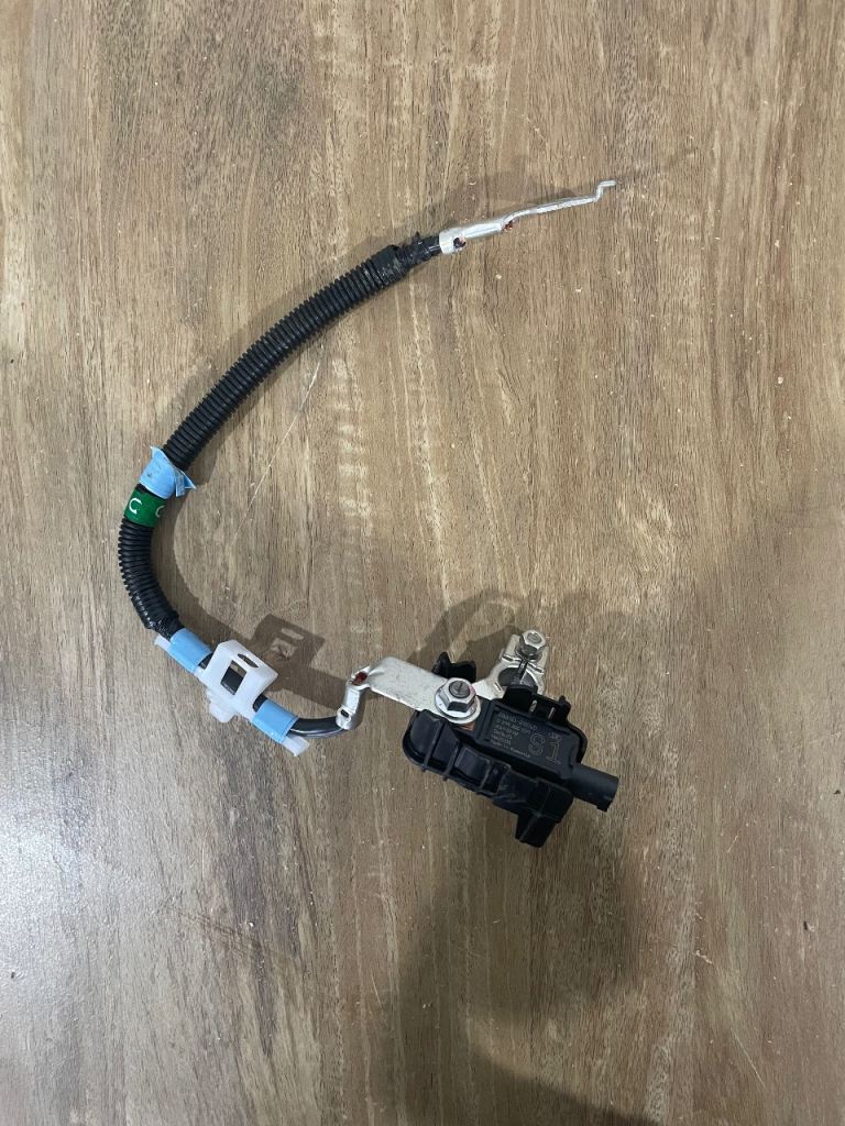 LEXUS ES300H CAR NEGATIVE TERMINAL CABLE LID AND FUSE 28850-25010