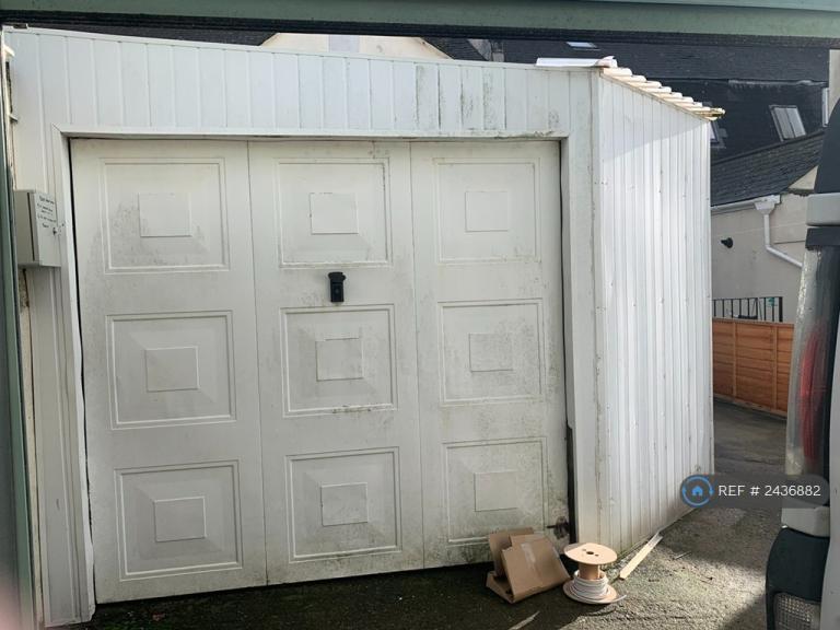 4 bedroom flat in Devonport Road, Plymouth, PL3 (4 bed) (#2436882)