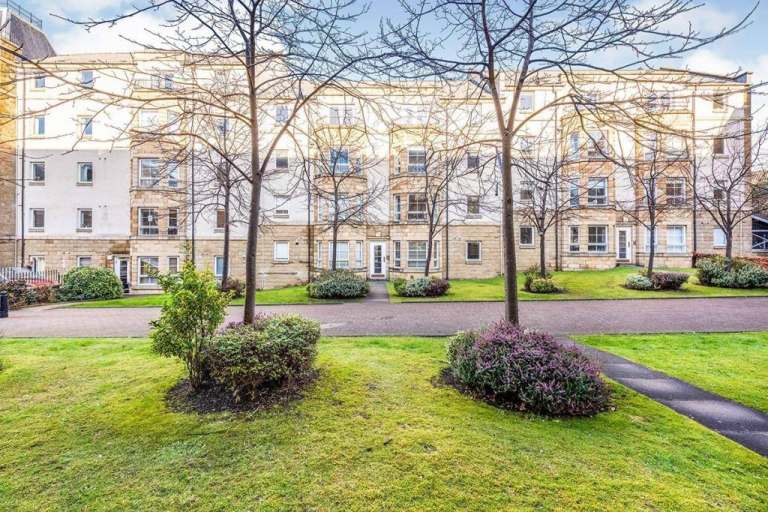 Dicksonfield, EH7 5ND. Students & Professionals 2 Bedrooms, 2 Bathrooms, Dining Kitchen, Parking