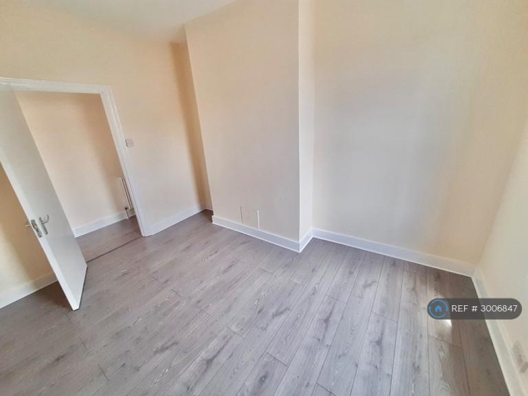 2 bedroom flat in Gassiot Road, London, SW17 (2 bed) (#3006847)