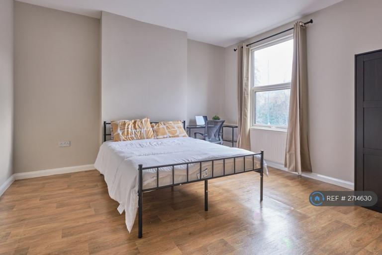 4 bedroom house in Hartley Road, Nottingham, NG7 (4 bed) (#2714630)