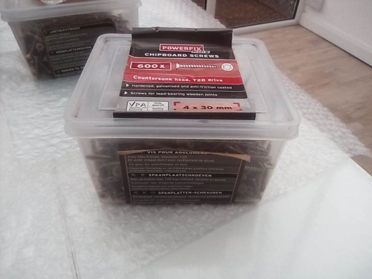 Large tub of chipboard screws for load-bearing wooden joints- £3