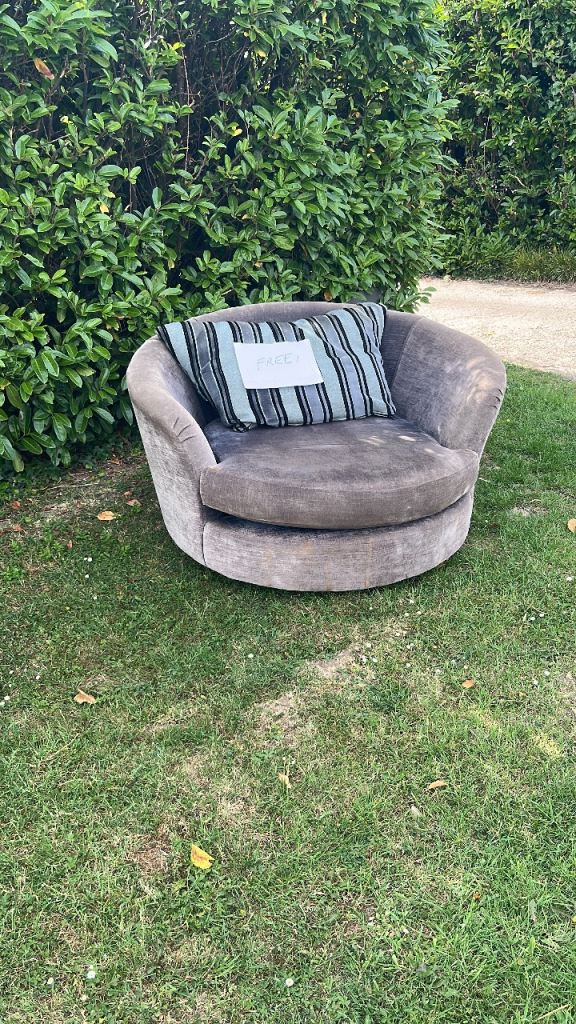 Swivel love chair 