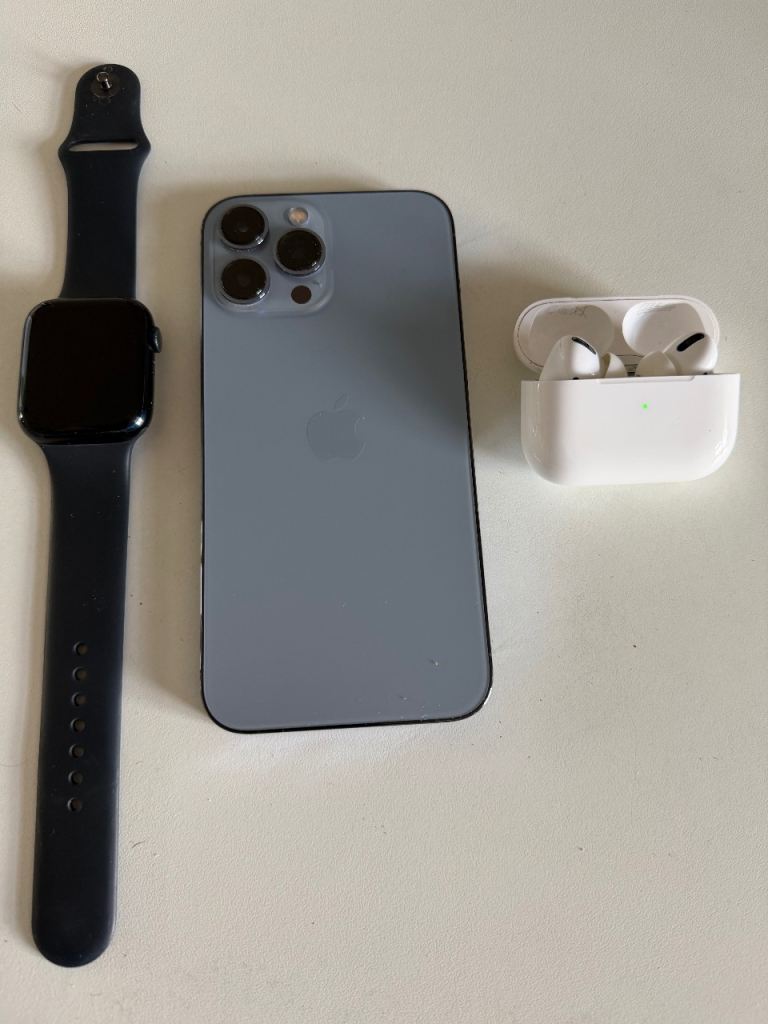 Apple iPhone 13 Pro Max 256gb, Apple Watch 7 45mm & AirPods Pro - bundle