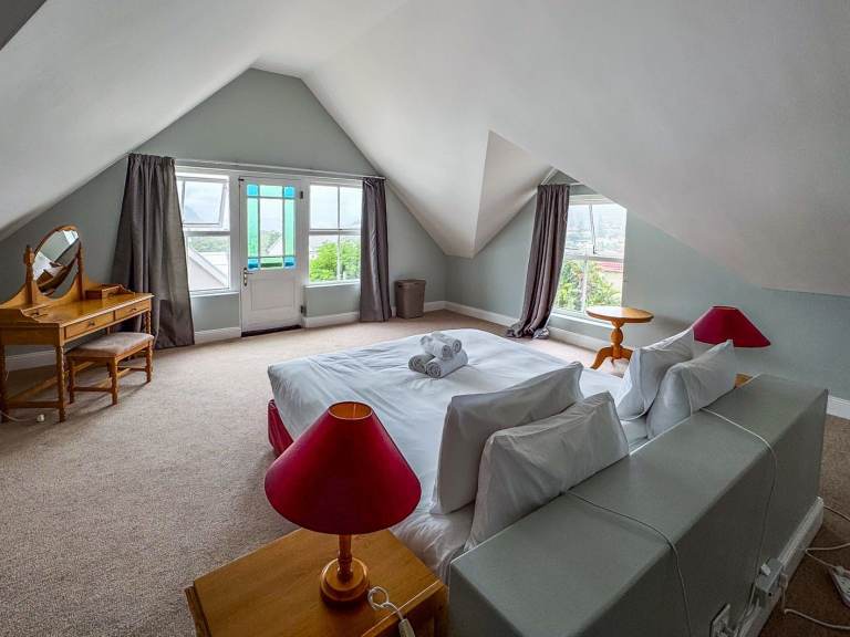    Cape Town Dec 19- 25 SPEC: HOUT BAY duplex, TO LET: 7 p   From Only £ 165 per night (low season)