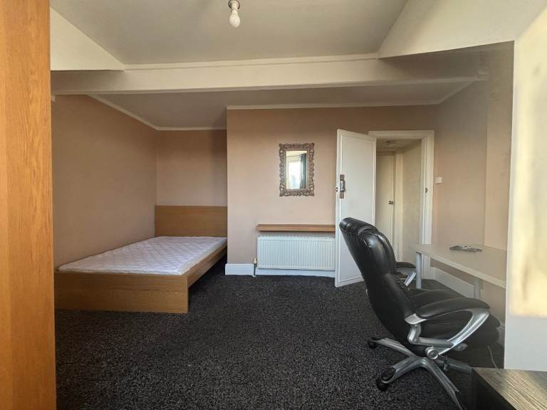Large double room. All bills and WiFi included.