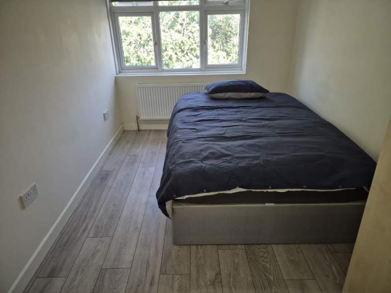 Ensuite Room Available in NW2 for Universal Credit near Cricklewood, London