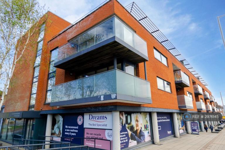 2 bedroom flat in Westholme Gardens, Ruislip, HA4 (2 bed) (#2976145)