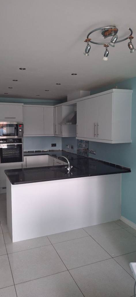 STUNNING kitchen for sale INCLUDING BLACK QUARTZ WORKTOPS & APPLIANCES
