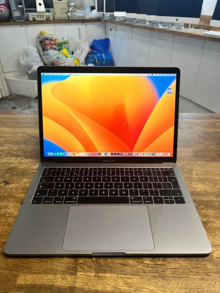 13-inch Apple MacBook Pro 2017 2.3GHz Intel Core i5 8GB RAM 256GB SSD Logic Pro Adobe Suite