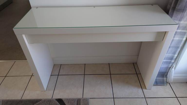 Console table in white gloss