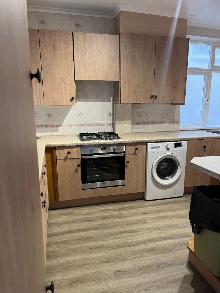 5 BEDROOMS/KINGSBURY LONDON NW9