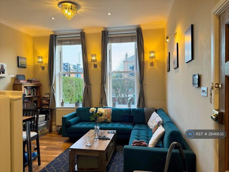 1 bedroom flat in Brownhill Road, London, SE6 (1 bed) (#2846632)