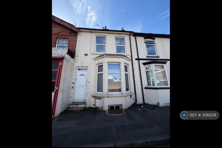 1 bedroom flat in Green St, Gillingham, ME7 (1 bed) (#3061239)