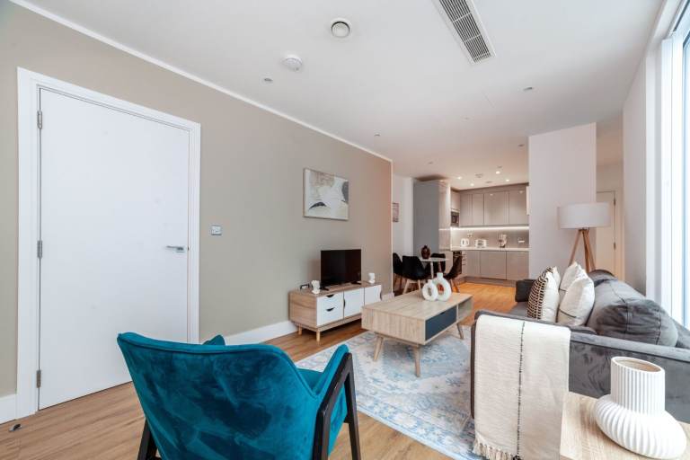 🏙️ MODERN 1-BED W/ LIFT | LONG-TERM | COMPANY LETS WELCOME – EALING W5