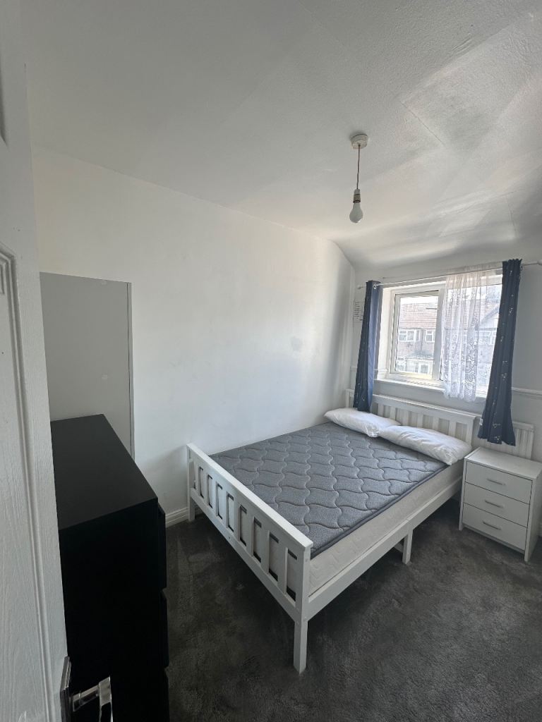 1 semi double room to rent 