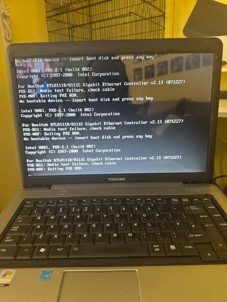 Toshiba Satellite Pro U400. WINDOWS NOT INSTALLED, DOESNT HAVE A HARDRIVE