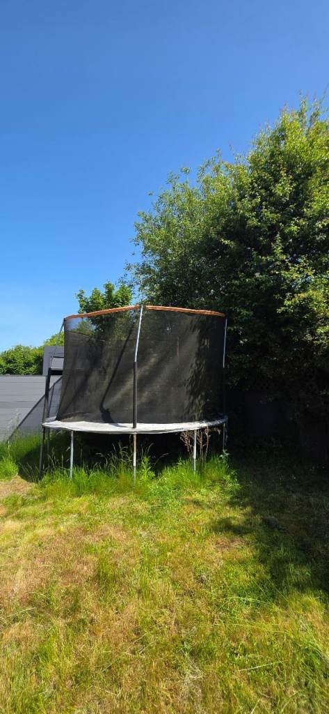 FREE Large garden trampoline with safety net. 
