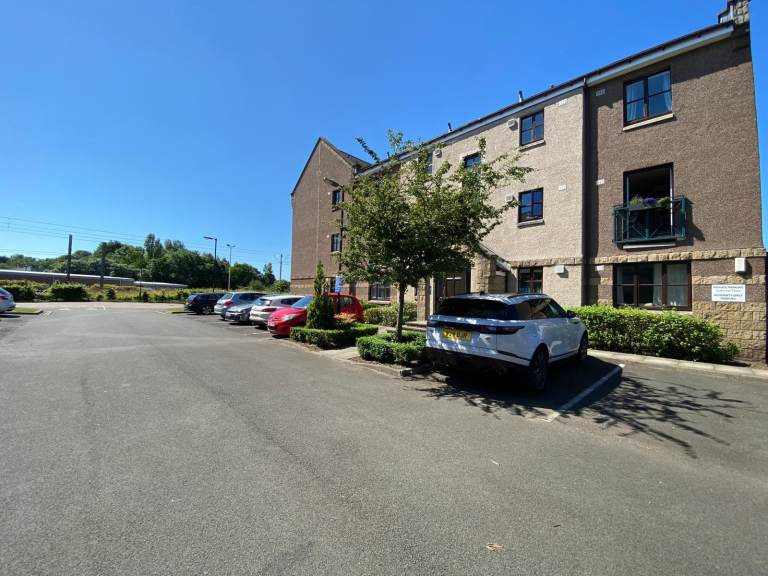 2 Bedroom Flat with Residents Parking, Balbirnie Place, Roseburn, Edinburgh 