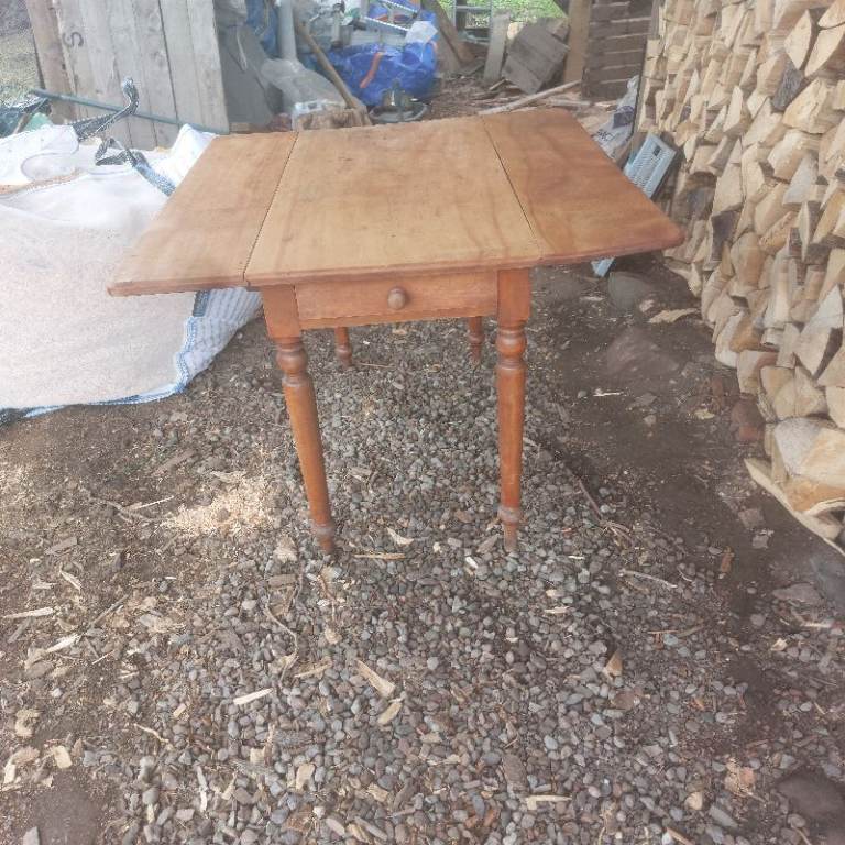 Antigue kitchen table