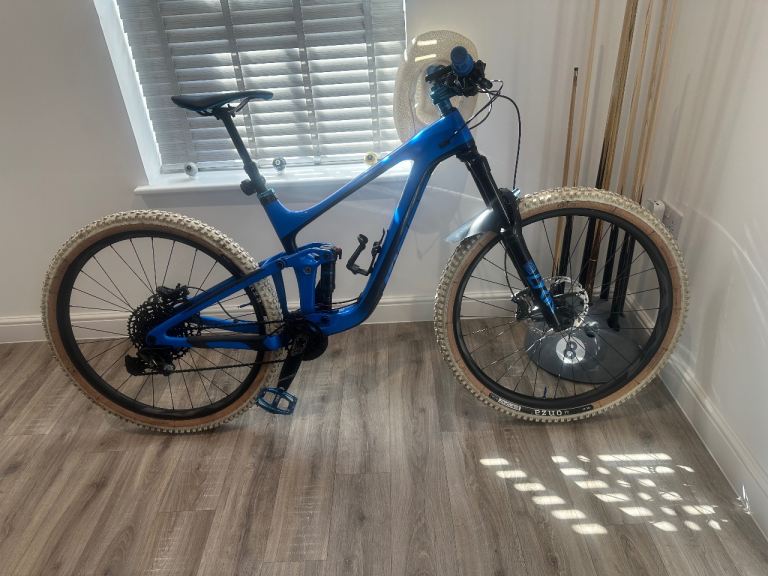 Giant Reign Advanced Pro 29 2 Full suspension mountain bike ( like new )