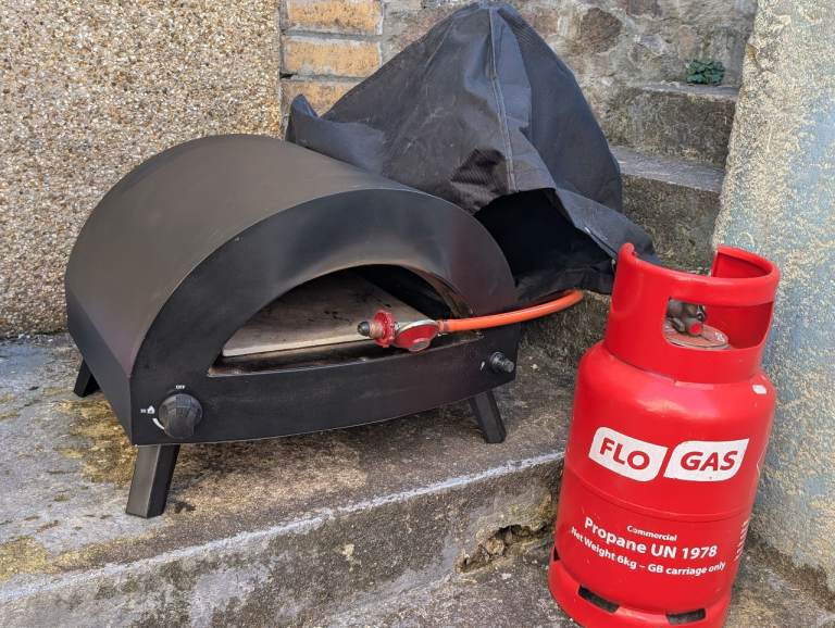 Outdoor gas pizza oven with gas cylinder