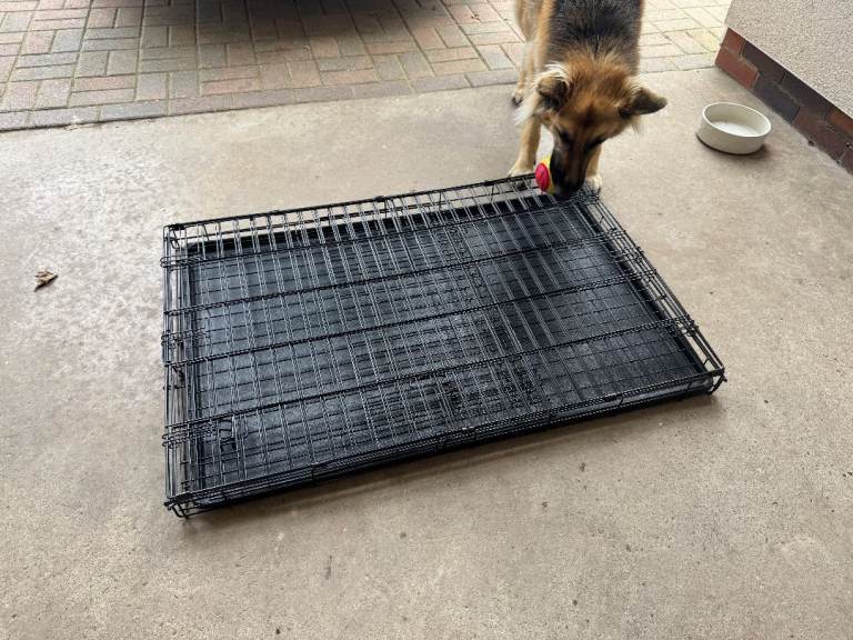Large Dog Crate / Cage in VGC Size 107cm x 71cm x 76cm ( Collection Brierley )
