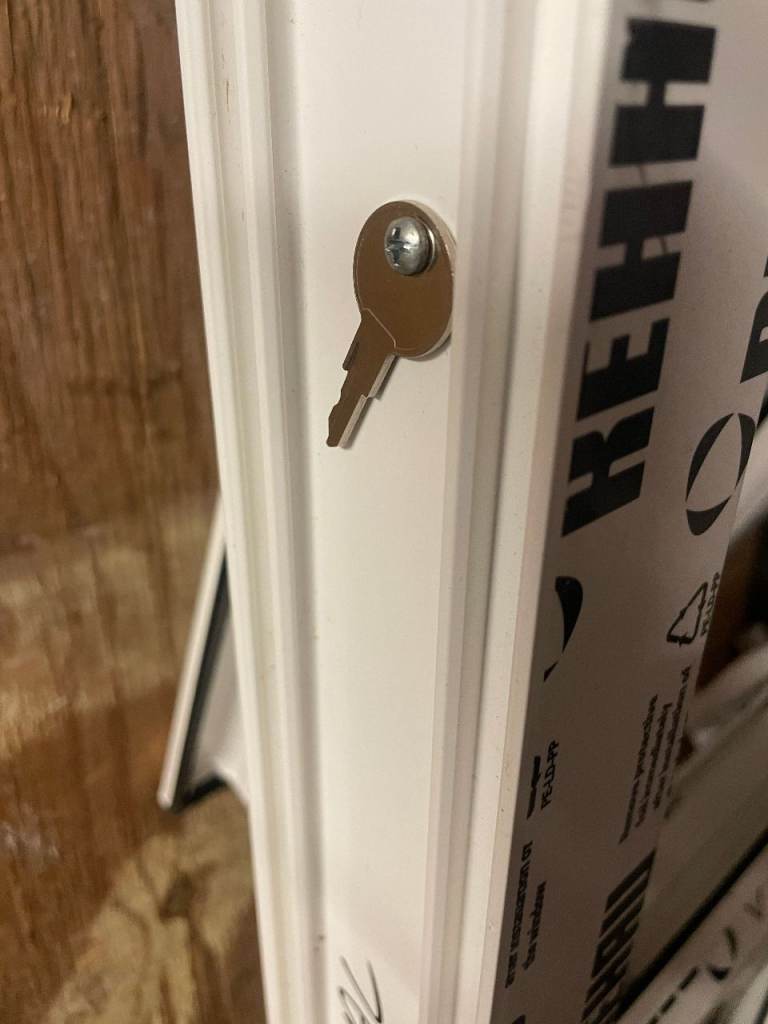 H 89.5 x W 42.5 cm-SMALL BRAND NEW REHAU UPVC DOUBLE GLAZED WINDOW OBSCURE (BATHROOM) (REF: SJ477) 