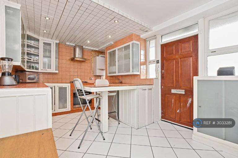 3 bedroom flat in Custance House, London, N1 (3 bed) (#3033281)