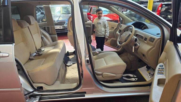 2010 Toyota Raum 1.5 Auto lift mobility chair  Petrol Automatic