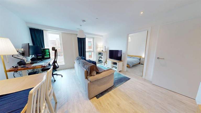 Top (fourth) floor 1-bed flat on Salford M3