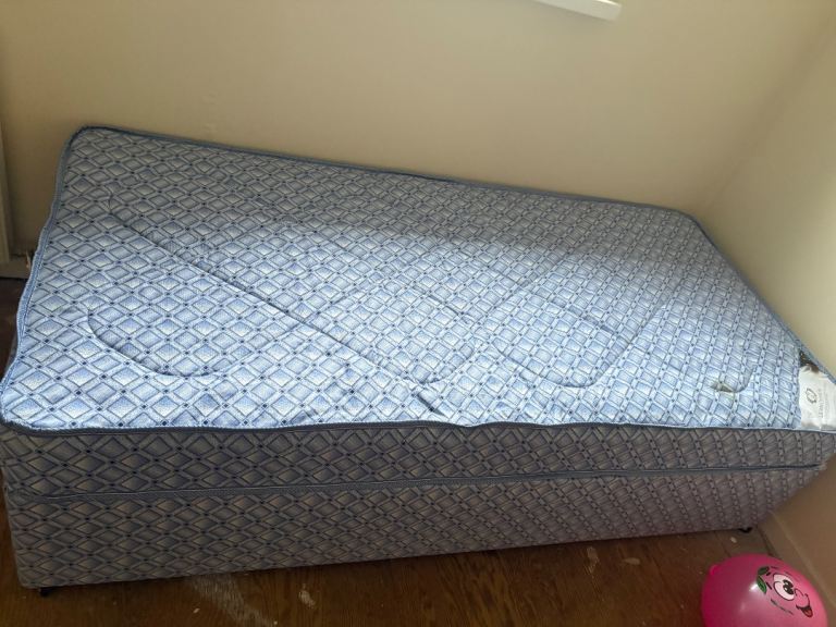 Single divan bed and mattress 