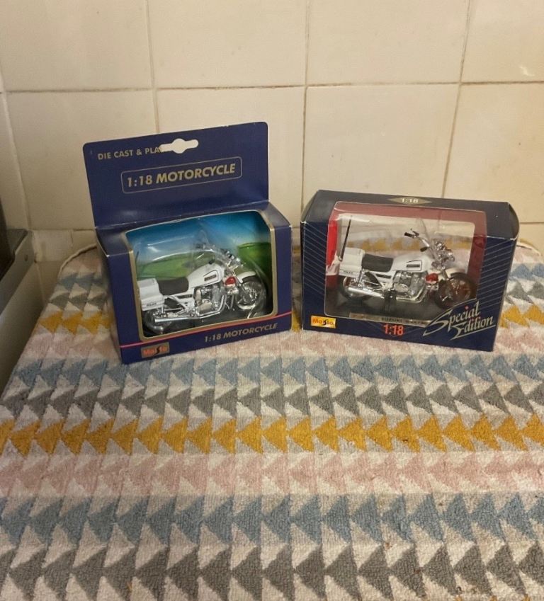 2 Boxed Maisto 1/18 Scale Motorbikes