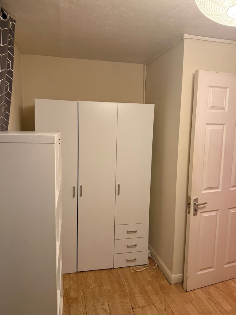 I have lovely Nice room with bathroom and have good gardens