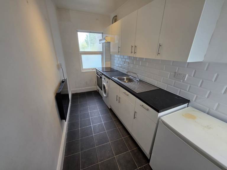 One-Bedroom Studio Flat in Luton Town Centre - Available Now