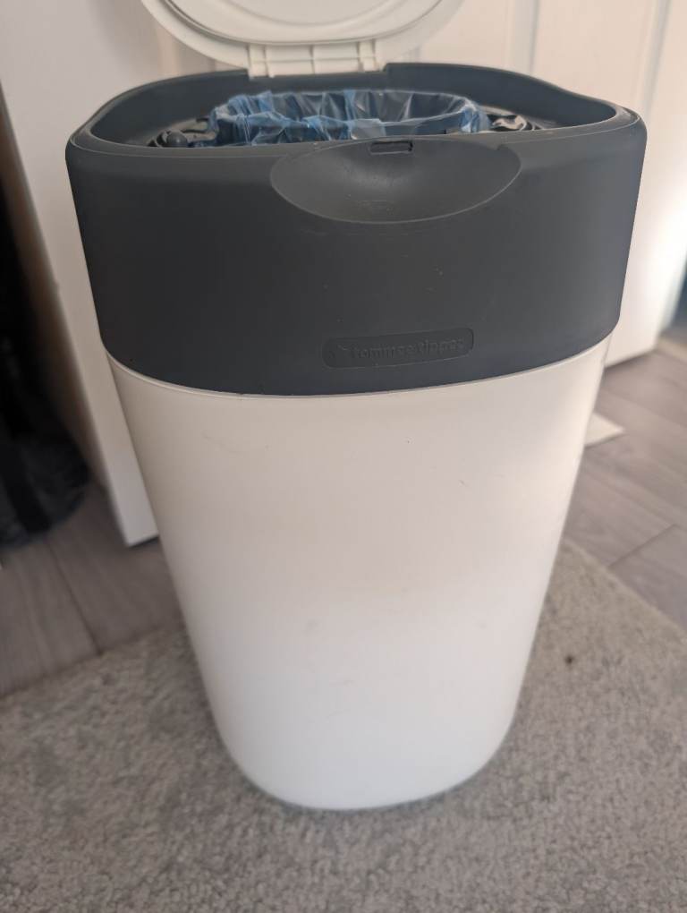 Tommee Tippee Twist and click nappy bin with 3 refills 