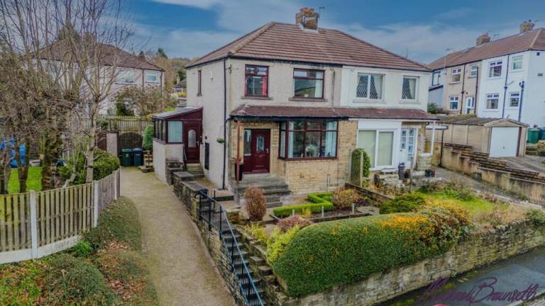 3 bed semi detached property to let in BD7 